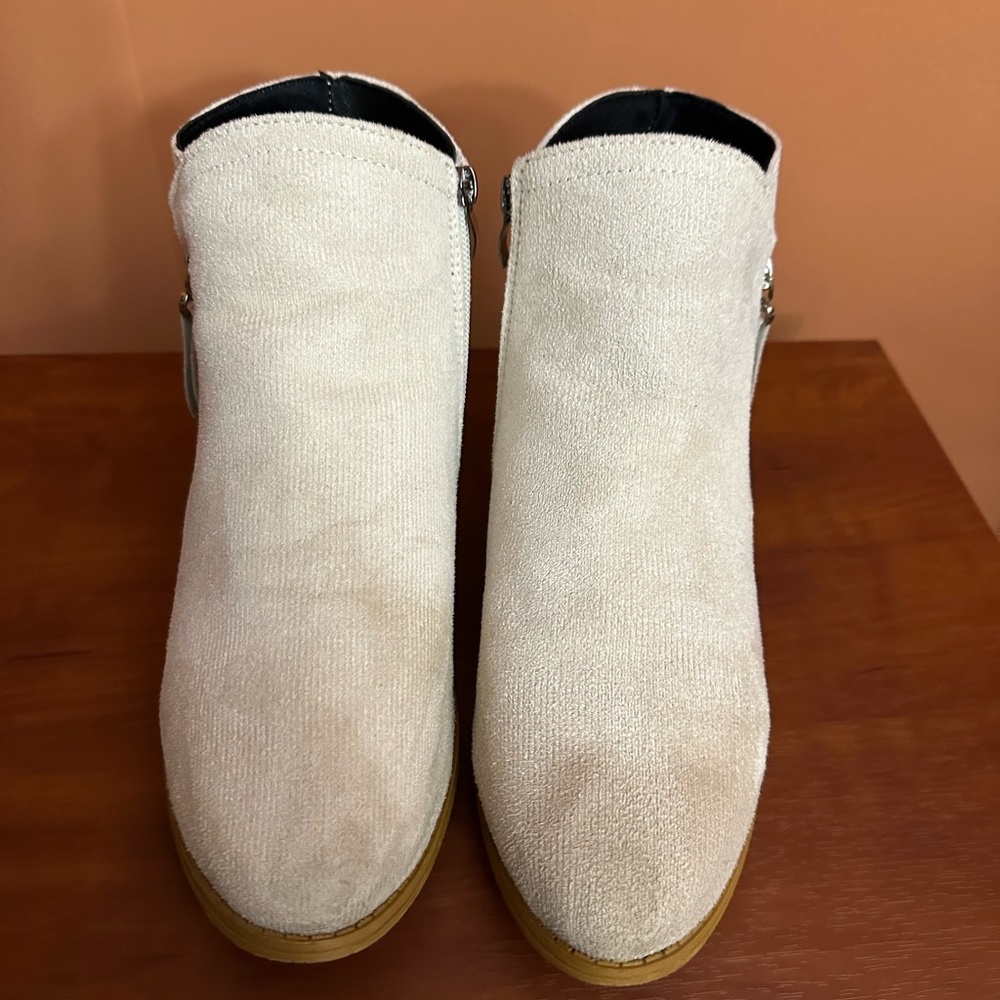 Size 10 cream women’s chunky heel side zip ankle boots